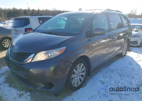 2012 Toyota Sienna Le 7 Passenger z USA, uszkodzony, nr VIN 5TDJK3DC5CS037146